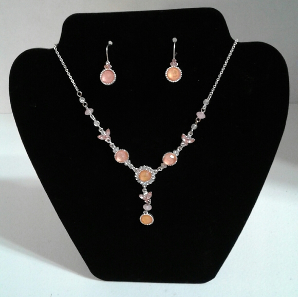 Avon Jewelry - AVON BEAUTIFUL NECKLACE AND EARRINGS SET